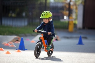 Jeune enfant apprenant à faire du vélo